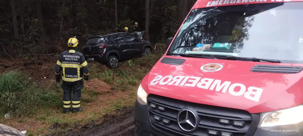 Mãe e filho são socorridos após saída de pista na BR-280